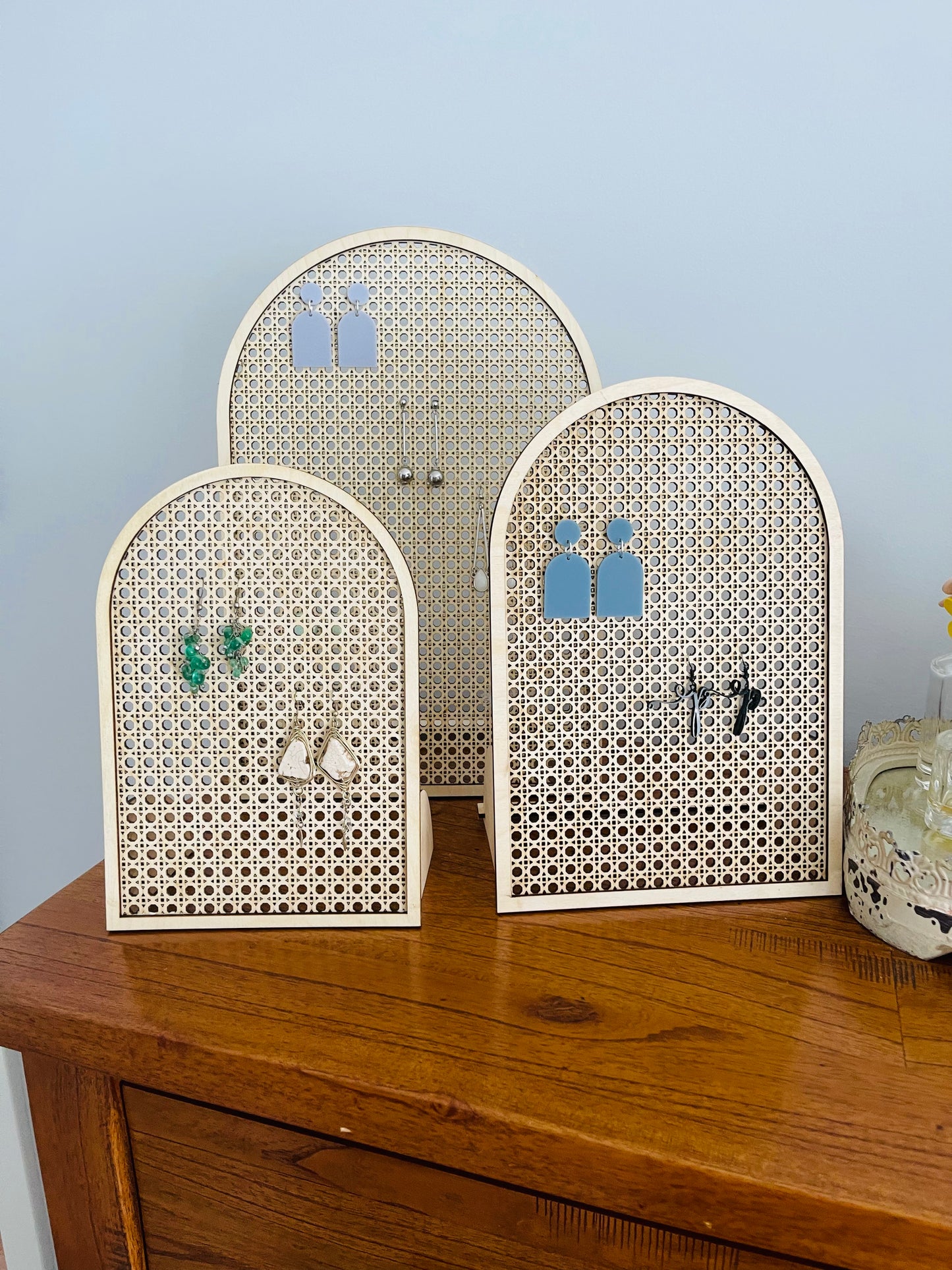 Arch earring stand